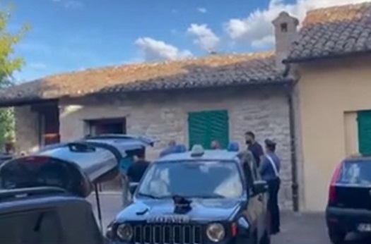 Litiga con i genitori e li accoltella, poi tenta il suicidio