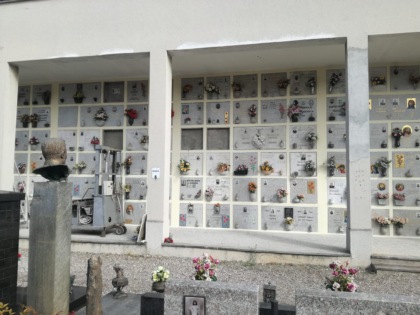 Infarto al cimitero: muore sulla tomba della moglie