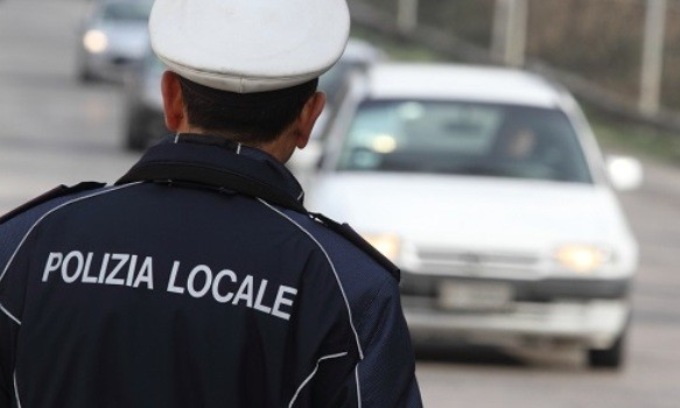 A 17 anni guida un’auto non assicurata. La famiglia ha già 87.000 euro di multe non pagate