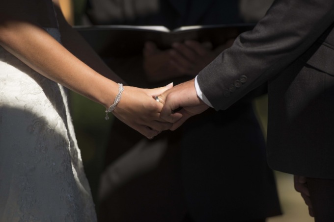 Tradisce il marito con il prete che li ha sposati tre mesi prima
