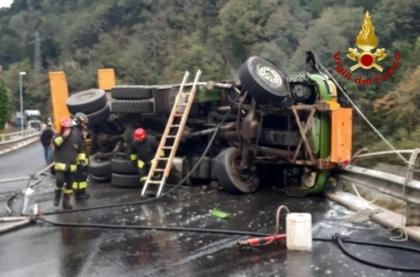 Tir va a fuoco, camionista muore carbonizzato nella motrice
