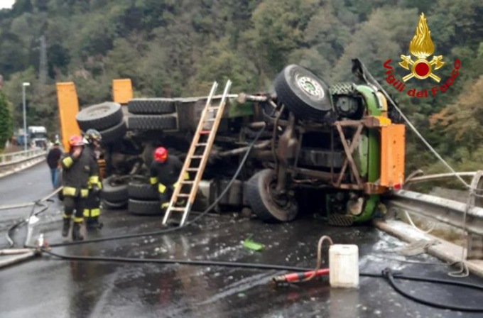 Tir va a fuoco, camionista muore carbonizzato nella motrice