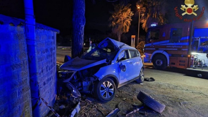 Frontale con un’auto contromano, muoiono 39enne incinta e il nipotino di 5 anni. Grave la mamma del bimbo (pure lei incinta)