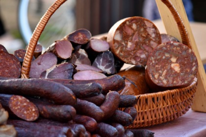 Vende a anziana ipovedente pecorino e salsiccia per 1.155 euro: “Prodotti di nicchia, è il mercato libero”