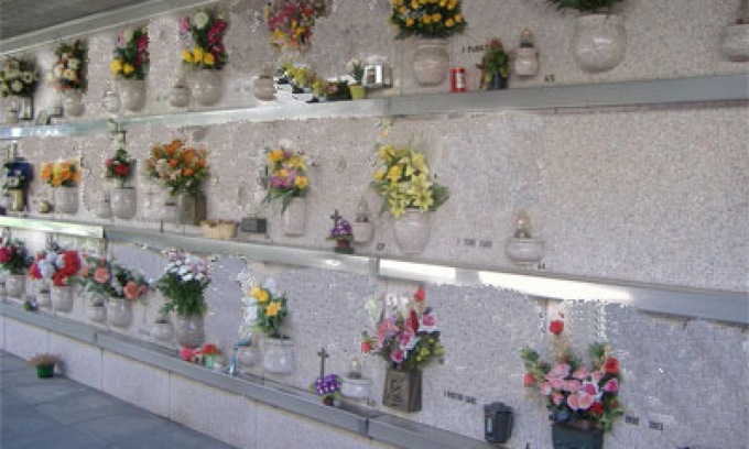 Compra un loculo accanto al figlio, va al cimitero e lo trova… occupato