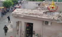 Esplosione fa crollare una palazzina: morti due fratellini di 4 e 6 anni, la mamma e la nonna. Salvi il papà e un altro figlio