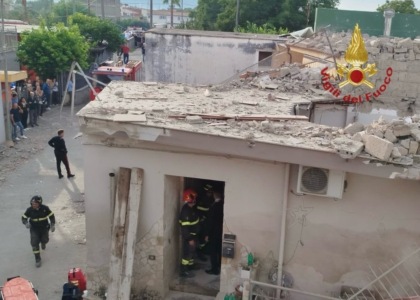 Esplosione fa crollare una palazzina: morti due fratellini di 4 e 6 anni, la mamma e la nonna. Salvi il papà e un altro figlio