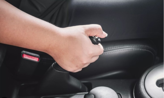 Scende dall’auto per aprire il box, la macchina si muove e lo schiaccia davanti alla moglie