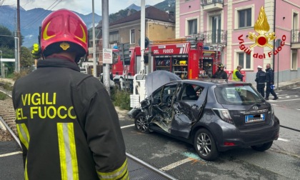 Auto travolta da un treno sui binari, conducente vivo per miracolo