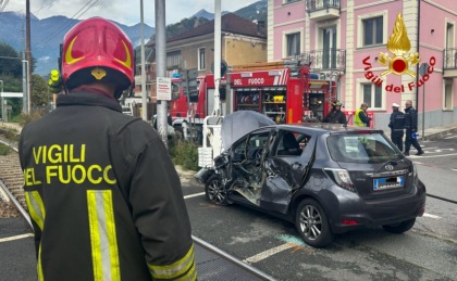 Auto travolta da un treno sui binari, conducente vivo per miracolo