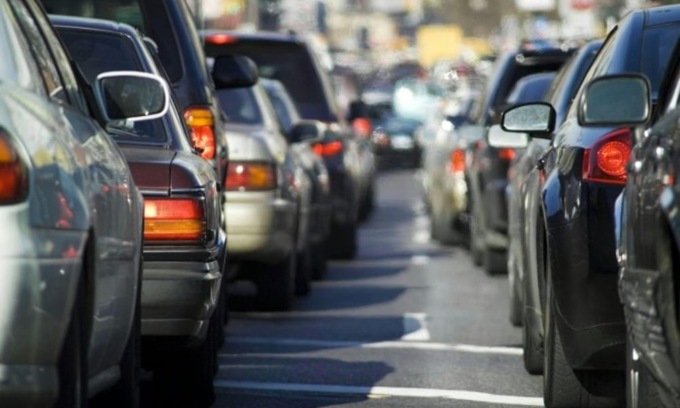 Si sente male e va in ospedale, ma resta bloccato nel traffico e muore d’infarto