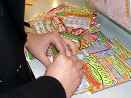 Ruba i Gratta e vinci, scappa e gioca: arrestato mentre riscuote premi