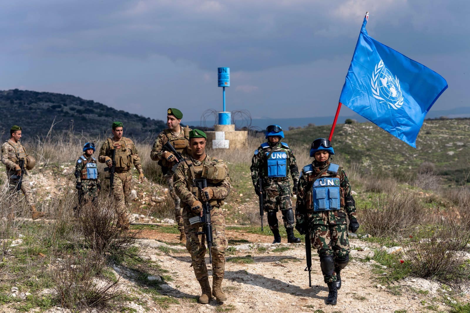 La bandiera Onu sventolata dai soldati Unifil