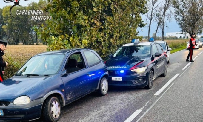 Diciannovenne ubriaco tampona l’auto dei Carabinieri mentre stanno facendo un controllo per guida in stato di ebbrezza