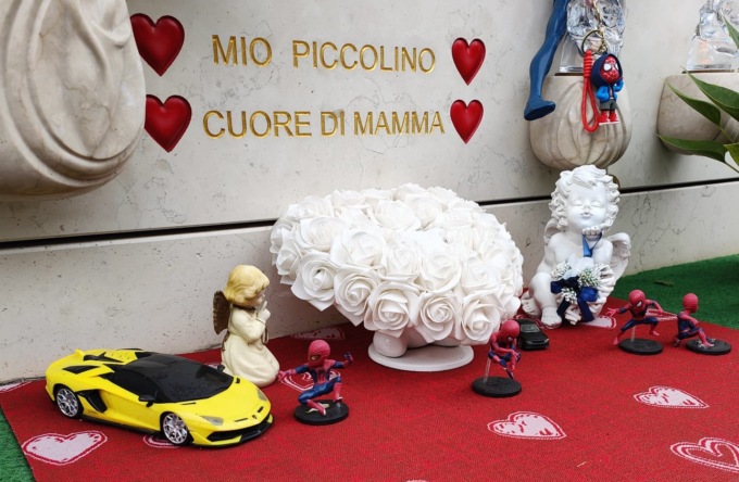 Chi mai continua a rubare i giochi sulla tomba di un bambino morto ormai da tre anni di leucemia?