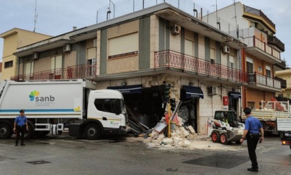 Camion dei rifiuti sventra un bar, palazzina a rischio crollo