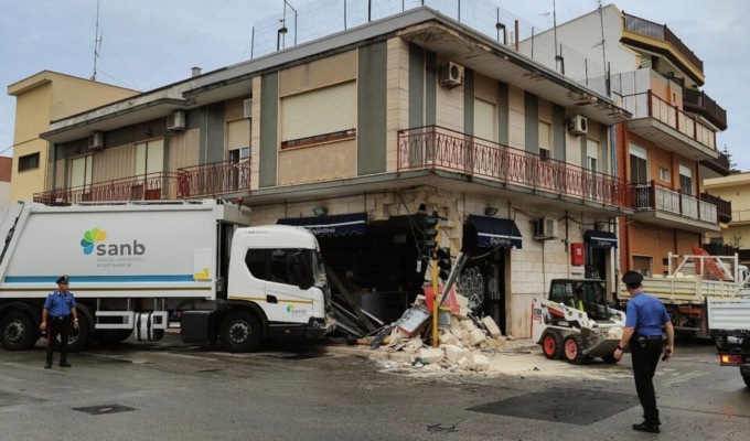 capurso camion rifiuti contro bar