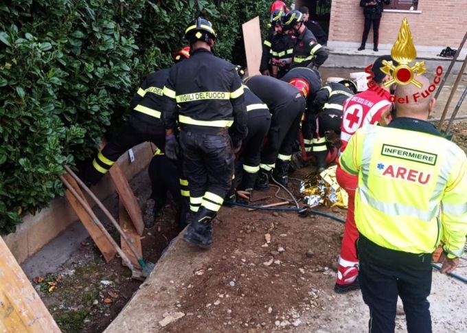 Cerca di riparare un’infiltrazione, ma il terreno cede e lo inghiotte: 61enne sepolto vivo