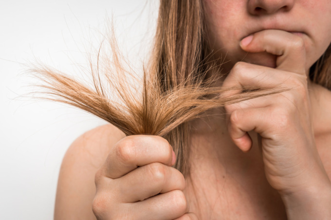 Capelli fragili e spezzati: strategie e prodotti per rinforzarli