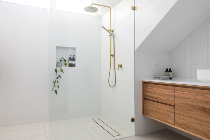 Come allestire il bagno: dal piatto doccia ai mobili per un ambiente funzionale ed elegante