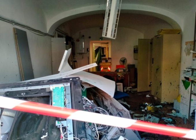 Fanno esplodere il bancomat e sventrano le Poste