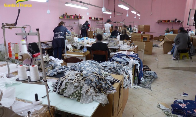 Fabbrica lager a Prato, rotto il muro di omertà: il coraggio dell’immigrato cinese (pure clandestino) che denuncia i propri connazionali