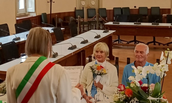 Compagni di scuola si ritrovano dopo 60 anni e… si sposano