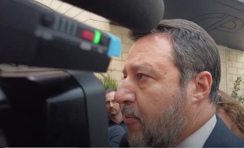 Il ministro alle Infrastrutture Matteo Salvini incalzato ieri dai giornalisti