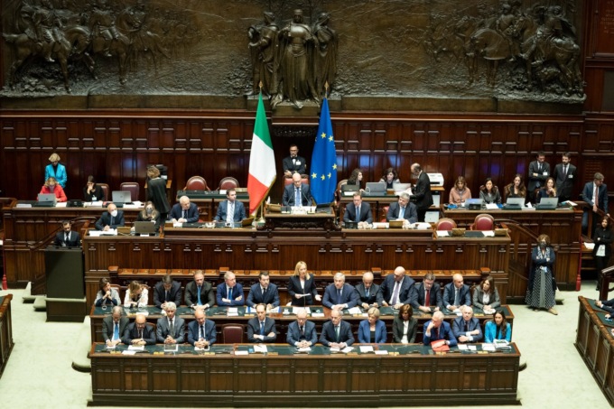 Meloni indagata per il rilascio di Almasri: sospesi i lavori alla Camera e al Senato