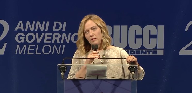 La premier e leader di FdI Giorgia Meloni sul palco per Marco Bucci