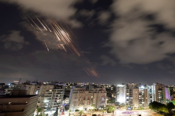 L’attacco dell’Iran a Israele, Teheran in stato di guerra. Meloni convoca tavolo permanente del Governo