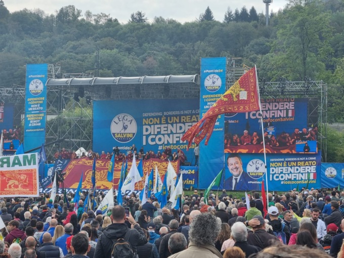Manovra, la Lega rilancia lo scontro da Pontida: “Altro che sacrifici per operai o negozianti, paghino le banche”
