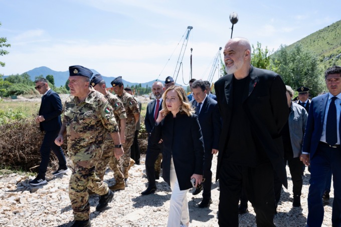 Primi 16 naufraghi in viaggio verso il centro migranti in Albania. Scontro fra Meloni e Sea Watch: “Soldi sperperati”