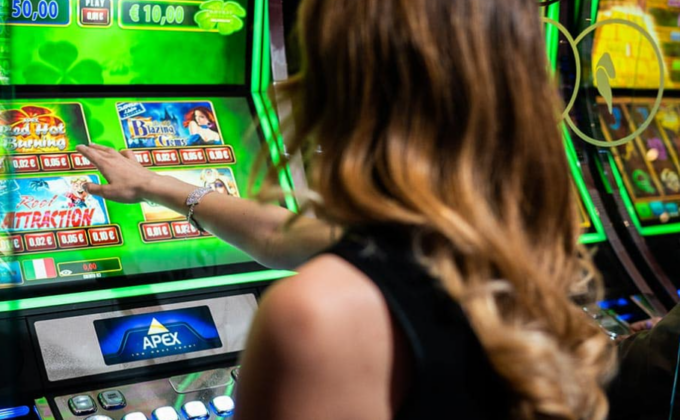Vincono un milione al gioco ma non lo dichiarano e per anni continuano a incassare il reddito di cittadinanza