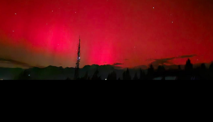 Lo spettacolo dell’aurora boreale incanta i cieli italiani: dalla Lombardia al Veneto, passando per la Val d’Aosta