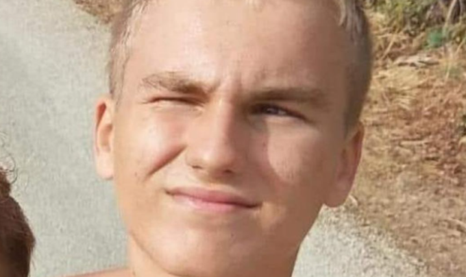Leonardo, suicida a 15 anni per i bulli? I genitori: “Un docente sapeva”. Preside e fidanzatina negano le vessazioni