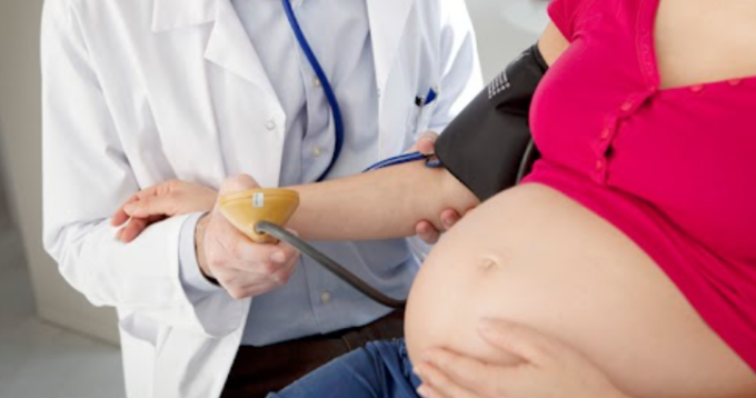 La maternità surrogata diventa reato universale in Italia (anche se fatta all’estero in Paesi dove è legale)