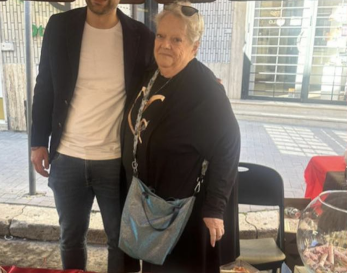 La mamma di Giorgia Meloni vende al mercato le sue candele artigianali: “Figlie sistemate, ora mi dedico alle mie passioni”