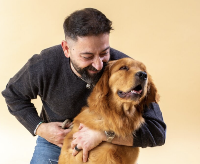 La toccante storia di Enzo, il cane cieco che è riuscito a diventare educatore