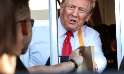 Trump frigge patatine in un fast food... ma il locale è chiuso, con clienti/comparse