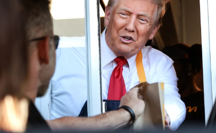 Trump frigge patatine in un fast food… ma il locale è chiuso, con clienti/comparse