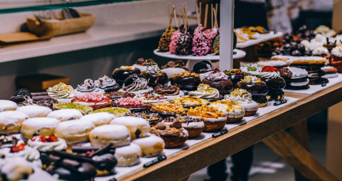 Evade dai domiciliari per andare in pasticceria: ma in coda c’è un carabiniere che lo riconosce…