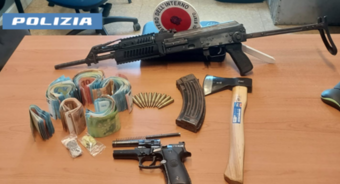 In auto con kalashnikov e un’ascia: la polizia scorge l’arsenale dal finestrino e li arresta