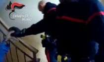 "Mandate i rinforzi, non riusciamo a tenerlo": il video dei carabinieri che salvano un anziano che vuole buttarsi dal quinto piano