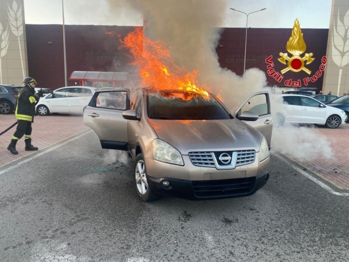 Auto con a bordo un neonato prende improvvisamente fuoco, famiglia salva per questione di secondi