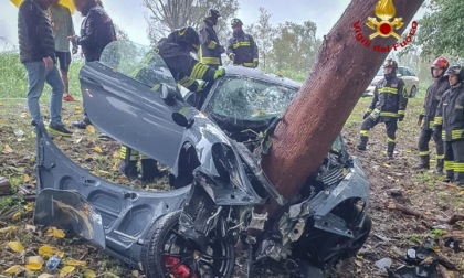 Spaventoso incidente, la Porsche si incastra dentro un albero: gravissimo in conducente