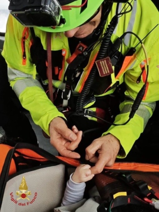 Famiglia con un neonato di 3 mesi isolata da una frana durante l’alluvione: il video del salvataggio