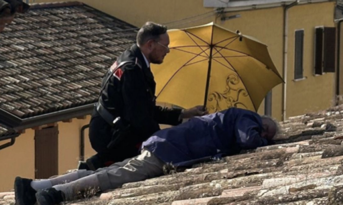 Sale sul tetto di casa per dei lavori e sviene, 84enne salvato “in quota”