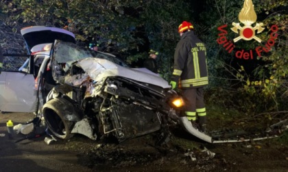 L'auto con cinque amici si ribalta e si schianta contro un albero: morto un 17enne, due sono gravissimi