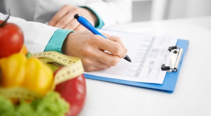 Nutrizionista senza laurea e con studio in casa prescriveva diete e dosaggio farmaci